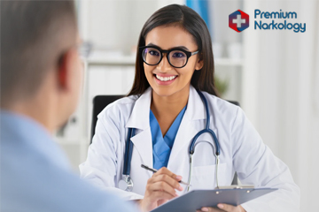 Врач беседует с пациентом в больнице